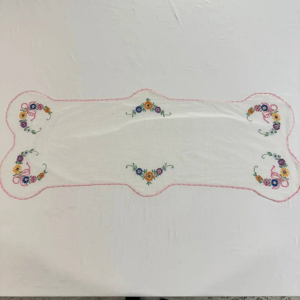 Vintage Hand Embroidered Floral Table Runner White Linen Scalloped Pink Edge 38